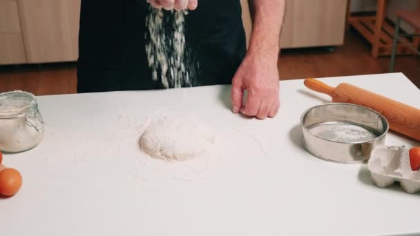 Alhainen kulma leipuri ripottelua jauhot - Materiaali, video