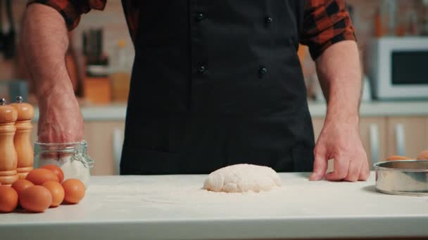 Człowiek przesiewanie mąki na ciasto - Materiał filmowy, wideo