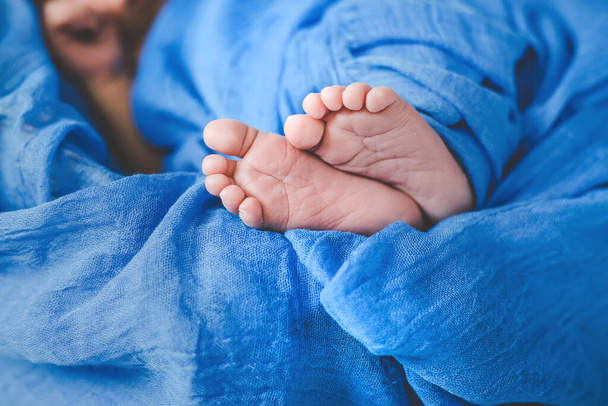 Pasgeboren baby slaapt op een blauwe achtergrond. Selectieve focus. mensen. - Foto, afbeelding