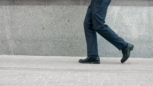 Hombre de negocios piernas bailando en la calle. Zapatos de primer plano bailando al aire libre cerca del edificio
 - Foto, Imagen