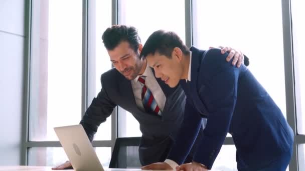 Dos empresarios felices celebran en la oficina - Imágenes, Vídeo