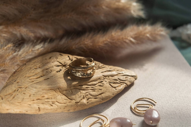 trendi vintage öntött sárgaréz gyűrű. ékszerek nők gyűrű elvont rajz közelkép egy szürke természetes kő árnyék - Fotó, kép