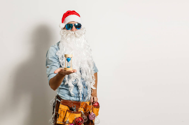 Санта Клаус. Жест победителя конкурса "Молодой счастливый эмоциональный Санта-мен". Формула стильный красочный Новый год праздник - Фото, изображение