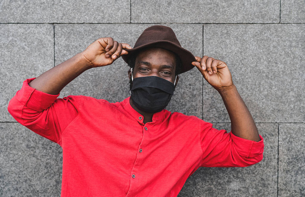 Αφρικανός άνθρωπος της μόδας φορώντας προστατευτική μάσκα προσώπου για να αποφευχθεί η εξάπλωση του ιού του στέμματος - Φωτογραφία, εικόνα