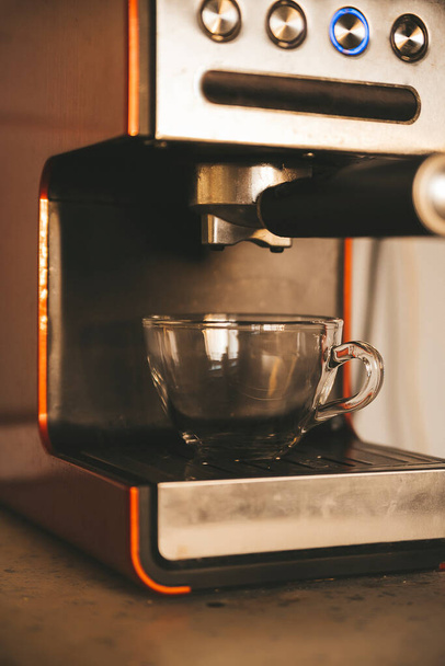 közelkép kávé készült professzionális eszpresszó gép öntő egy csésze - Fotó, kép