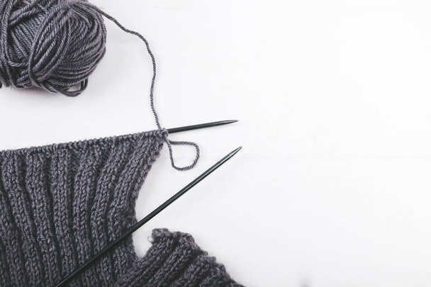 編み物の針糸とスカーフで白地に隔離された編み物のコンセプト - 写真・画像