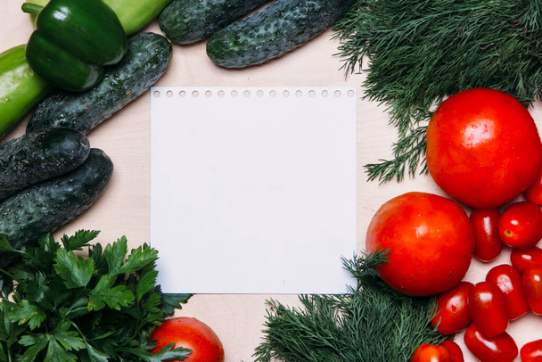 concept de récolte fond avec des légumes et du papier blanc au centre - Photo, image