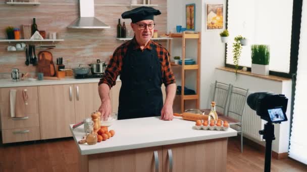 Man die een culinaire video blog opneemt - Video