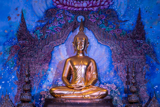 Φυλαχτά άγαλμα του Βούδα της θρησκείας του Βουδισμού στο ναό, Ταϊλάνδη. - Φωτογραφία, εικόνα