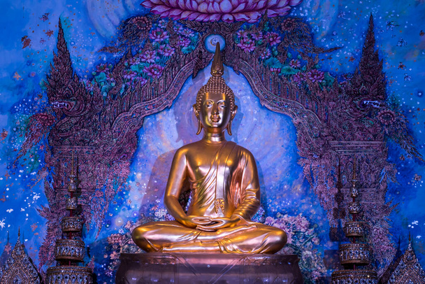 Φυλαχτά άγαλμα του Βούδα της θρησκείας του Βουδισμού στο ναό, Ταϊλάνδη. - Φωτογραφία, εικόνα