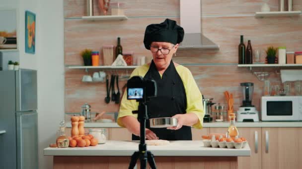 Ηλικιωμένη γυναίκα μαγνητοσκόπηση μαγείρεμα vlog - Πλάνα, βίντεο