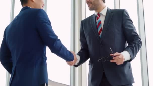 Gente de negocios apretón de manos con amigo en la oficina - Imágenes, Vídeo