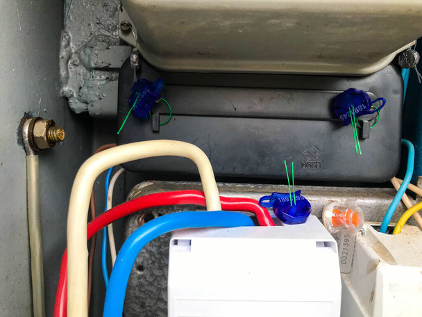 саморобна електрична панель. лічильник для передачі електроенергії. синій і червоний кабелі сплетені разом. товсті дроти для передачі електроенергії
 - Фото, зображення