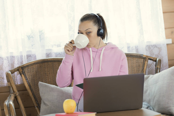 Joven mujer de negocios en auriculares viendo webinar distancia, trabajando en el ordenador portátil - Foto, Imagen