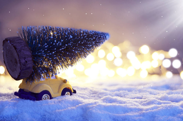Árbol de Navidad en coche de juguete. concepto de celebración navideña. - Foto, Imagen