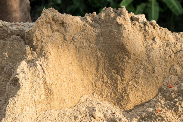 Fijn zand textuur en achtergrond. Close-up van het zandpatroon in de zomer. - Foto, afbeelding