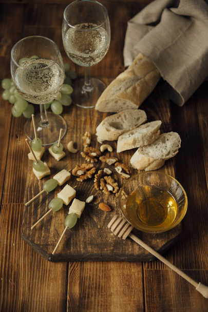 glasses of champagne with delicious gourmet food on wooden background - Fotoğraf, Görsel