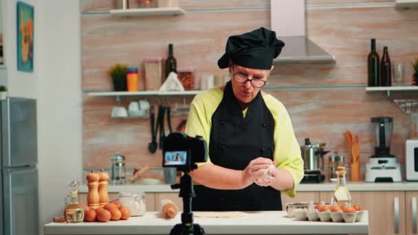 Abuela haciendo cocina vlog - Metraje, vídeo