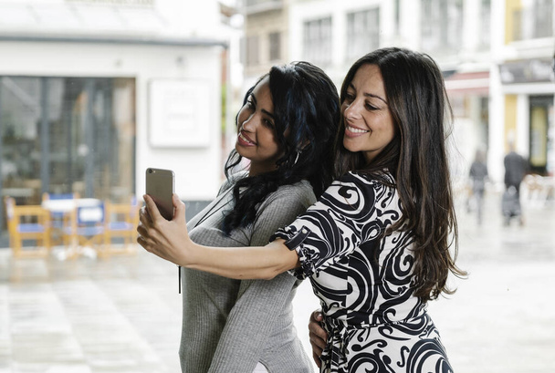 donne d'affari che fanno un selfie, con un volto sorridente - Foto, immagini