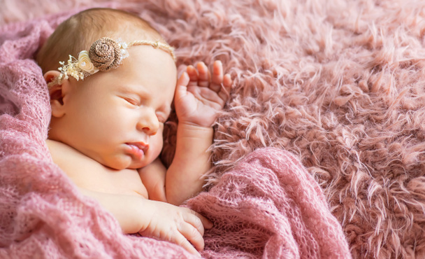 bebê recém-nascido dormindo em um fundo rosa. foco seletivo. pessoas. - Foto, Imagem