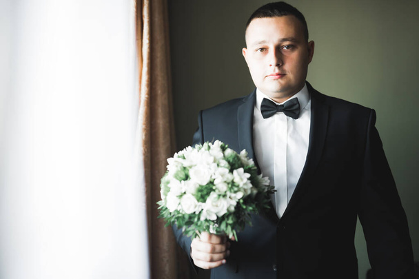 Beautiful man, groom posing and preparing for wedding - Foto, afbeelding