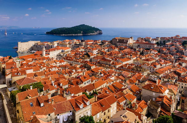 クロアチア観光。ドゥブロヴニクの街並み。ドゥブロヴニク旧市街、美しい夏の景色 - 写真・画像