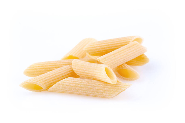 Raw feathers macaroni. Italian pasta close-up on the white background. - Foto, Imagen