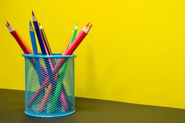crayons de couleur dans le porte-crayon - Photo, image