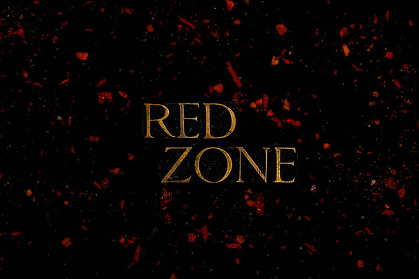 Punaisen vyöhykkeen teksti neonkirjaimin mustalla pohjalla punaisten viruspartikkeleiden kanssa - Valokuva, kuva