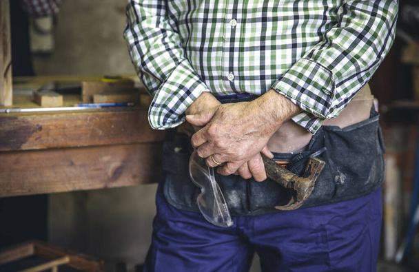 Unrecognizable carpenter holding a hammer - Foto, Bild