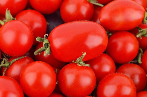 Kypsiä punaisia tuoreita tomaatteja. - Valokuva, kuva