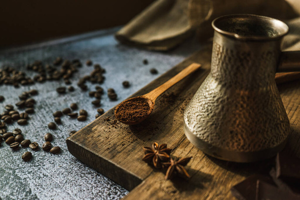 kahvia, tummaa suklaata ja mausteita ruskealla puulaudalla - Valokuva, kuva