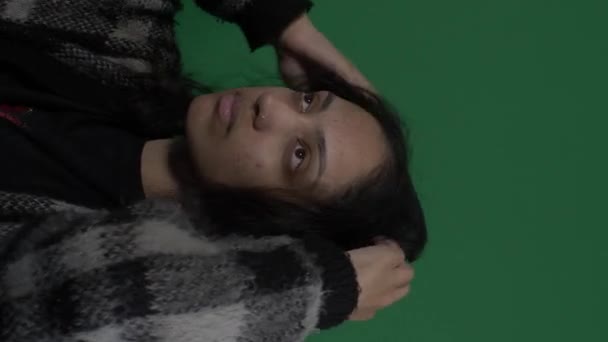 Νεαρή Ασιάτισσα χαϊδεύει μαλλιά με τα χέρια. Πράσινη οθόνη, κάθετη βίντεο - Πλάνα, βίντεο