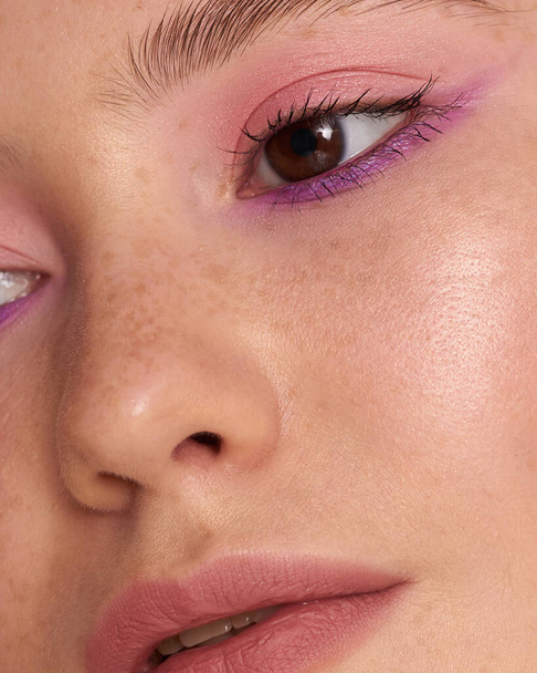 Close-up macro of a beautiful female eye with a perfect eyebrow shape. Clean skin, trendy natural makeup. Good vision - Valokuva, kuva