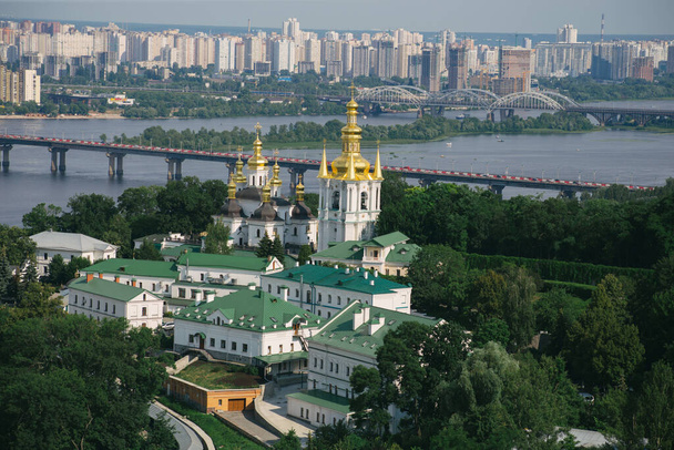 Zicht op de orthodoxe kerk Kiev Pechersk Lavra - Foto, afbeelding