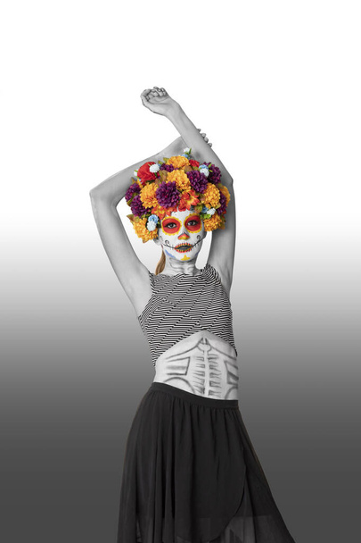 Young Mexican woman with typical costume and catrina makeup for Dia de Muertos party. - Foto, imagen