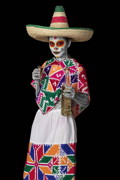 Joven mexicana con traje típico y maquillaje de catrina para la fiesta de Dia de Muertos. - Foto, imagen