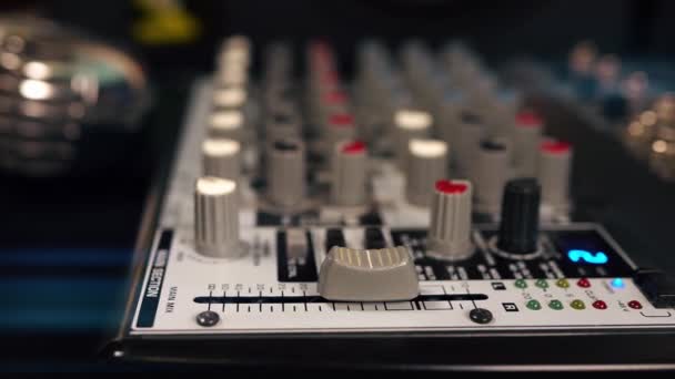 Close-up van main control fader van muziekstudio mixer. - Video
