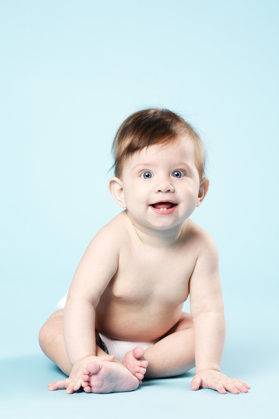 glückliches Baby auf blauem Hintergrund - Foto, Bild