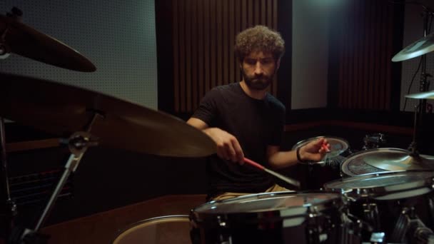 Kunstenaar slaat trommelbekkens in de studio. Drummer treedt solo op in concertzaal. - Video