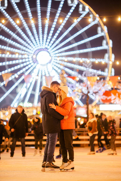 恋のカップル。バレンタインの饗宴のためのロマンチックな文字.真の愛。幸せなカップル市内のアイスリンクで夜を楽しんでください。スケートリンクで一緒に楽しむ幸せなロマンチックな若いカップル. - 写真・画像