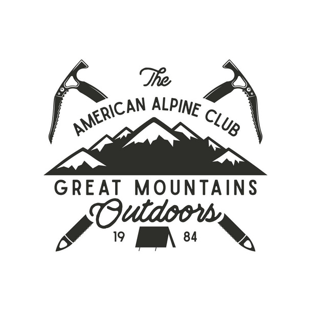 Дизайн альпинистской футболки. Ручной рисунок альпийской этикетки с текстами, горы силуэта, альпинистское снаряжение. Эффект Letterpress. Векторный дизайн хипстера - Вектор,изображение
