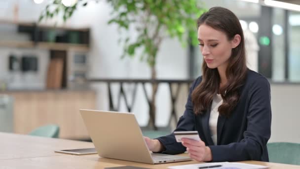 Online platební ztráta na notebooku od Businesswoman  - Záběry, video