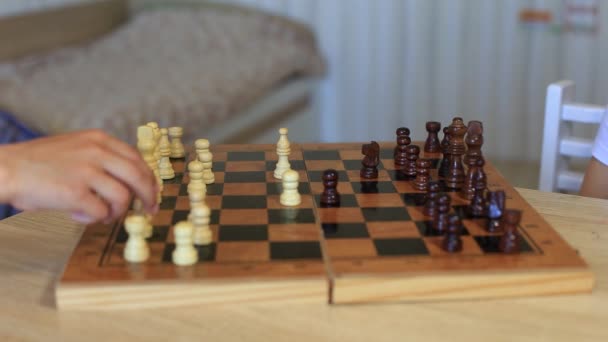 Ein Kind spielt Schach. Kinder in der Isolation lernen aus der Ferne ein Schachspiel. - Filmmaterial, Video