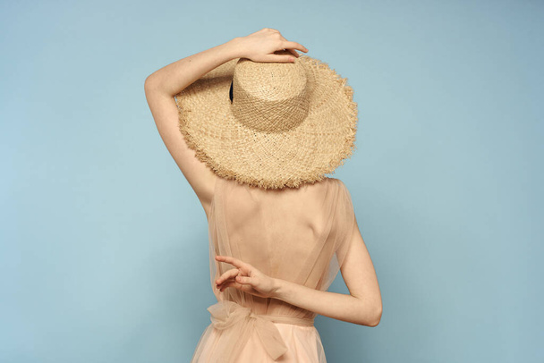 Frau mit Hut und Kleid bezaubert mit leichter Stofffreude - Foto, Bild