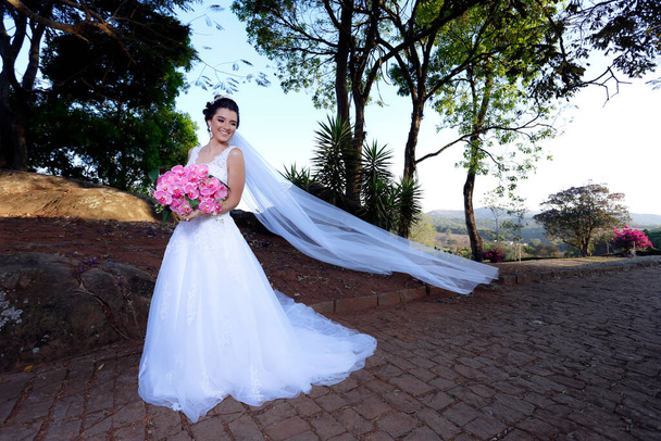 mooie Braziliaanse bruid gekleed in trouwjurk - Foto, afbeelding