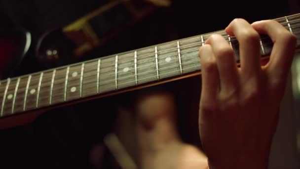 Guitarrista tocando la guitarra en el estudio. Hombre irreconocible ensayando en interiores. - Imágenes, Vídeo