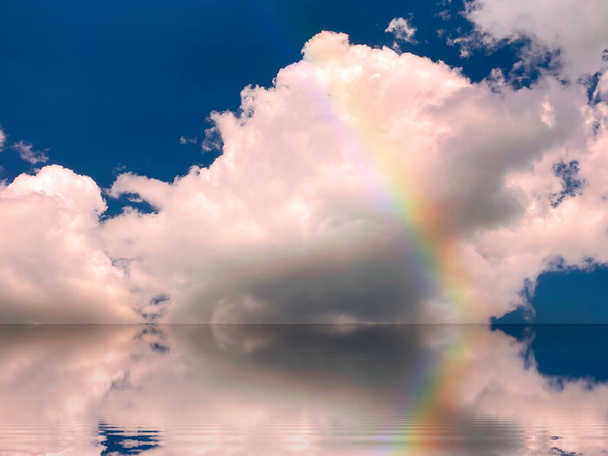   arco iris cielo azul blanco nubes esponjosas agua de mar reflexión naturaleza paisaje paisaje paisaje horizonte  - Foto, Imagen