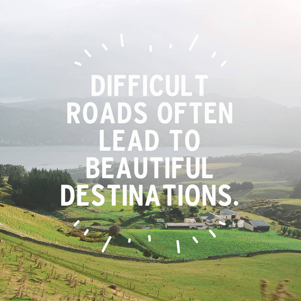 Вдохновляющая мотивационная цитата: "Трудные дороги часто приводят к красивым местам назначения". с видом на горы. - Фото, изображение