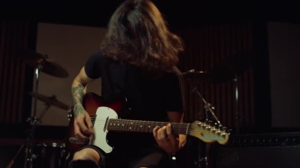 Artiest repeteren in repetitie studio. Gitarist maakt lied in concertzaal. - Video